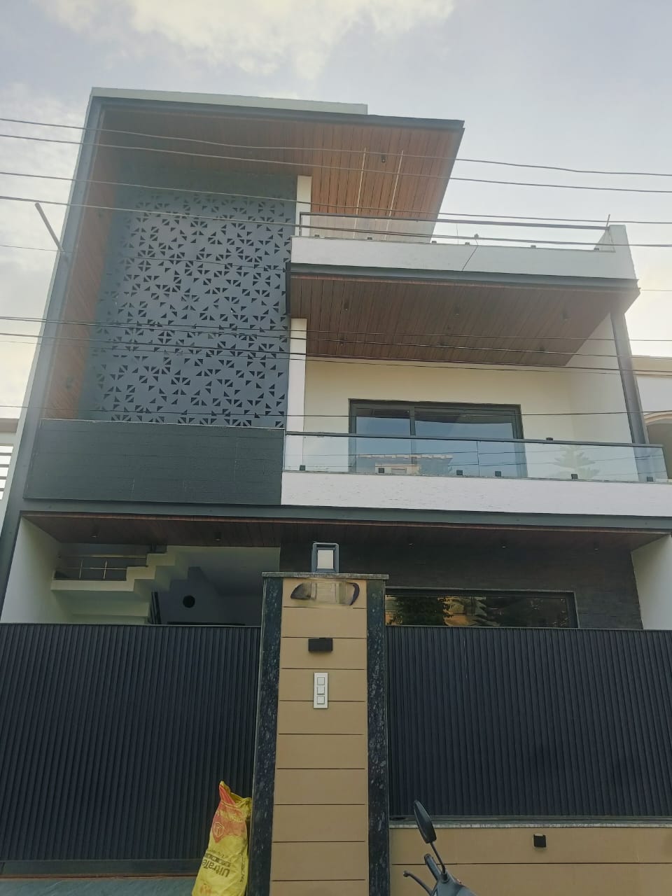 4 BHK + Servant Room,Study Room,Extra Room Independent House For Sale in Sunny Enclave 