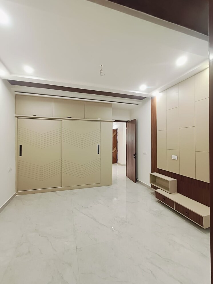 Room, sector 125 4 Bedroom 165 Sq.Yd. Independent House In Sector 125 Mohali 9094237