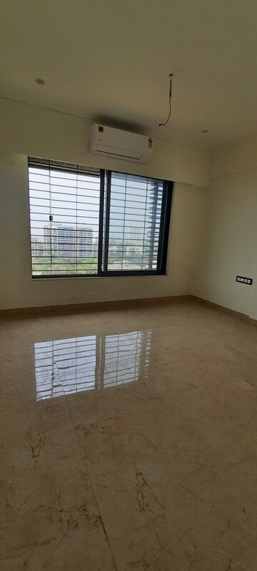 Room in 4 BHK Apartment at Andheri West – for Sale
