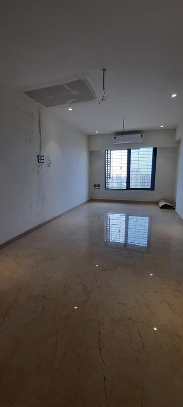 Room in 4 BHK Apartment at Andheri West – for Sale