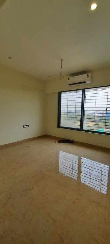 Room in 4 BHK Apartment at Andheri West – for Sale