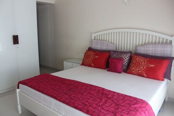 Bedroom in 3 BHK Apartment at Sea Garden View, Santacruz West – for Sale