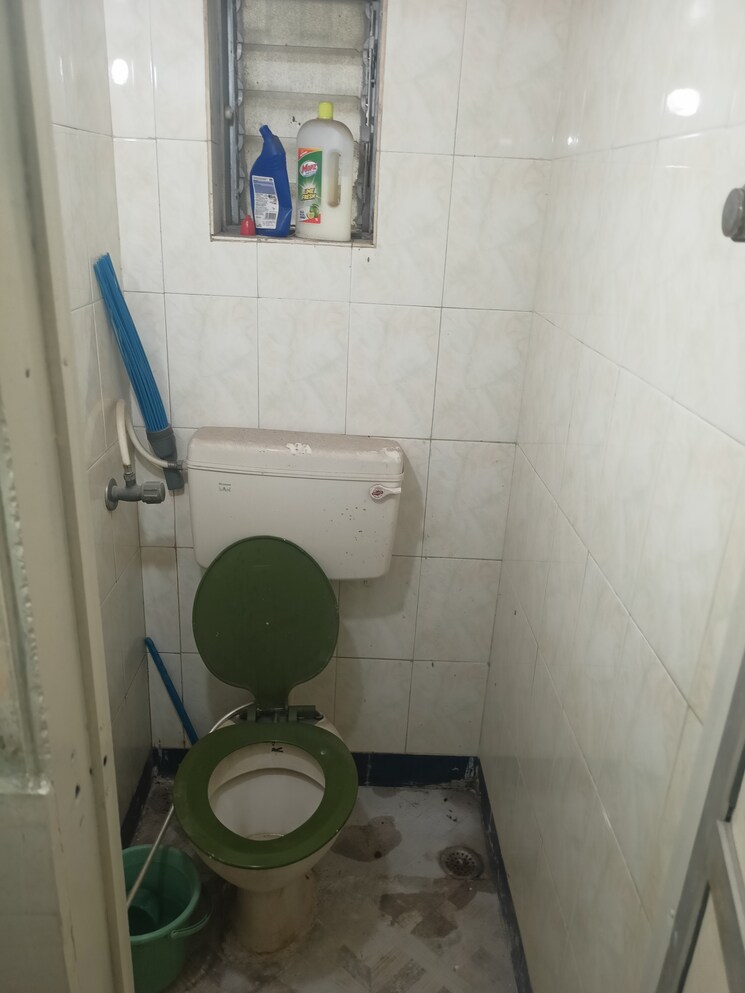 Bathroom, adarsh-nagar-society 1 Bedroom 450 Sq.Ft. Apartment In Worli Mumbai 9094350