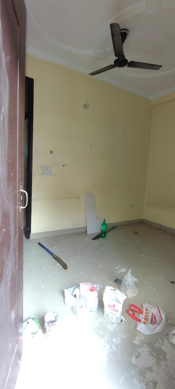 Room in 2 BHK Builder Floor at Vaishali Media Apartment, Vaishali Sector 5 – for Rent