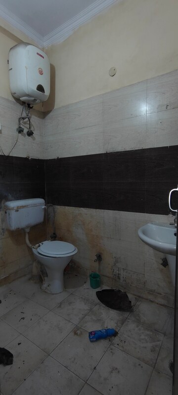 Bathroom in 2 BHK Builder Floor at Vaishali Media Apartment, Vaishali Sector 5 – for Rent
