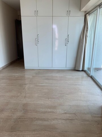 Room in 4 BHK Apartment at Vasukamal Apartments, Bandra West – for Rent