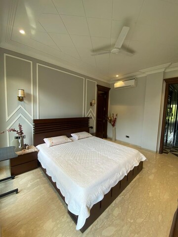 Bedroom in 3 BHK Builder Floor at Sector 25 – for Rent