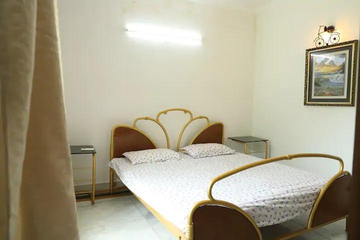 3.5 BHK + Servant Room Independent House For Rent in RWA Apartments Sector 27