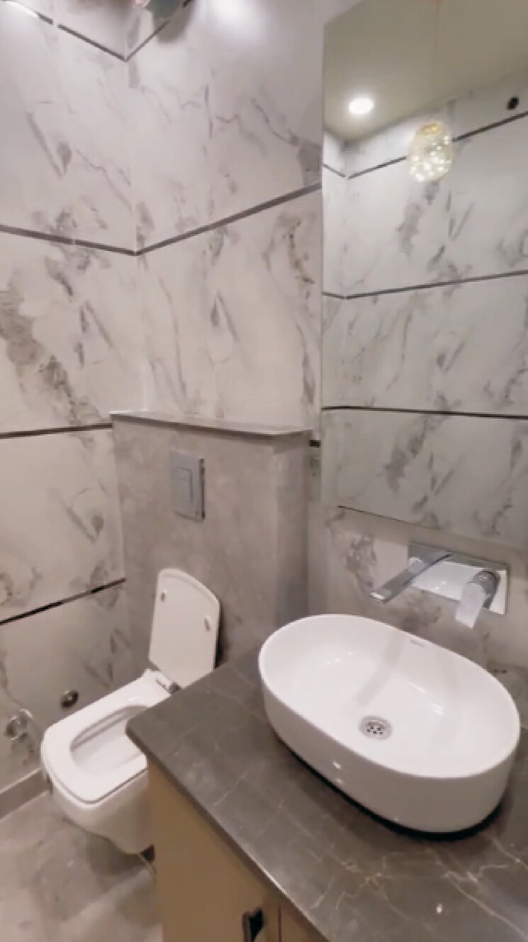 Bathroom, rohini sector 8 4 Bedroom 1400 Sq.Ft. Builder Floor In Rohini Sector 8 Delhi 9094681