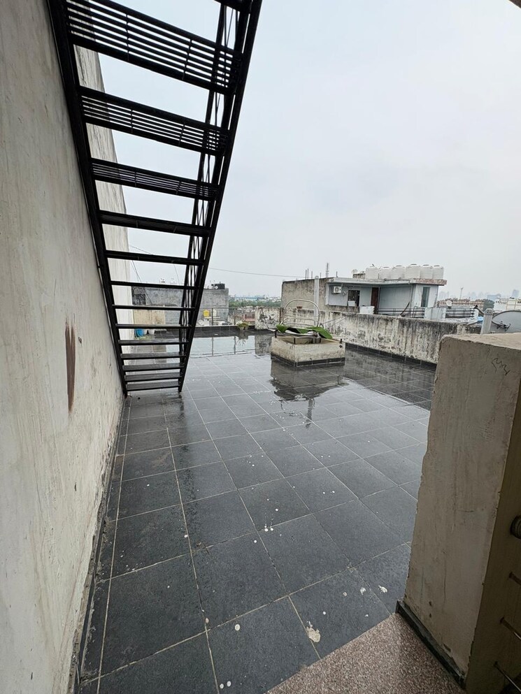 Terrace, laxman vihar phase 2 3 Bedroom 900 Sq.Ft. Builder Floor In Laxman Vihar Phase 2 Gurgaon 9094737