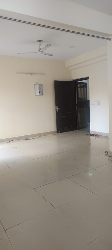 Room in 3 BHK Apartment at Aims Golf City, Sector 75 – for Rent