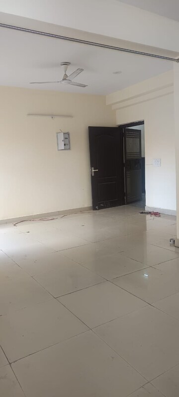 Room in 3 BHK Apartment at Aims Golf City, Sector 75 – for Rent