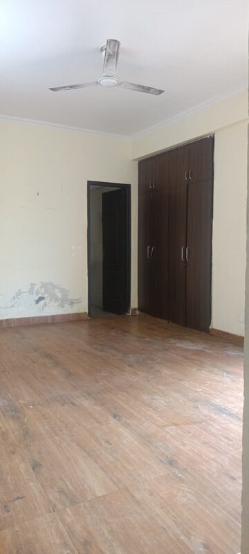 Room in 3 BHK Apartment at Aims Golf City, Sector 75 – for Rent