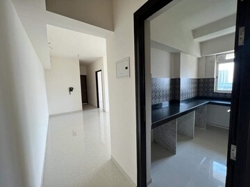 Room in 2 BHK Apartment at Lodha Amara, Kolshet Road – for Rent