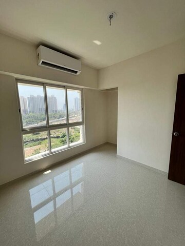 Room in 2 BHK Apartment at Lodha Amara, Kolshet Road – for Rent