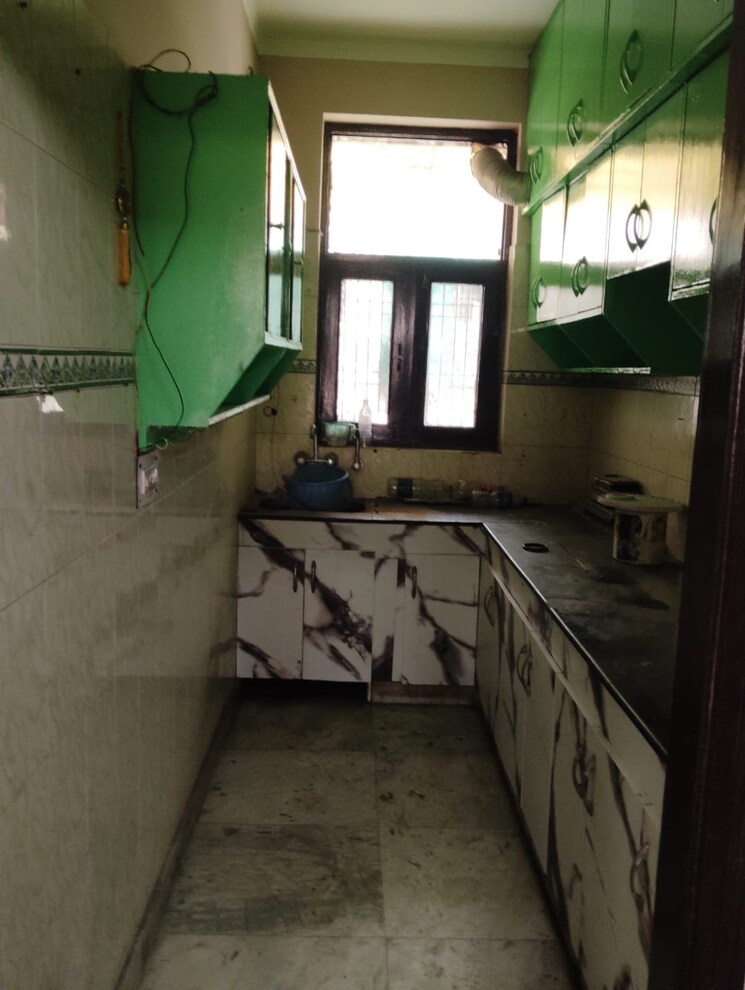 Kitchen, green fields colony 3 Bedroom 200 Sq.Yd. Builder Floor In Green Fields Colony Faridabad 9095098
