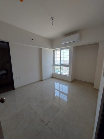 Room in 2 BHK Apartment at Lodha Amara, Kolshet Road – for Rent