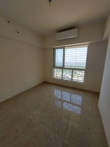 Room in 2 BHK Apartment at Lodha Amara, Kolshet Road – for Rent