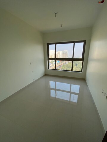 Room in 2 BHK Apartment at Kalpataru Paramount, Kapur Bawdi – for Rent