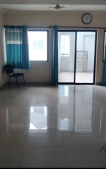 Room in 2 BHK Apartment at Gera Emerald City, Kharadi – for Rent