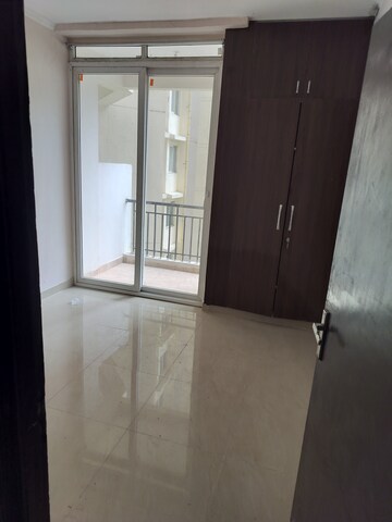 Room in 3 BHK Apartment at Amrapali Golf Homes, Sector 4 Greater Noida – for Rent
