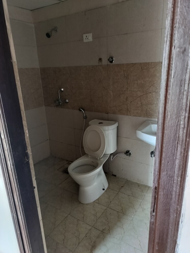 Attached Bathroom, amrapali-golf-homes 3 Bedroom 1115 Sq.Ft. Apartment In Sector 4 Greater Noida Greater Noida 9095342