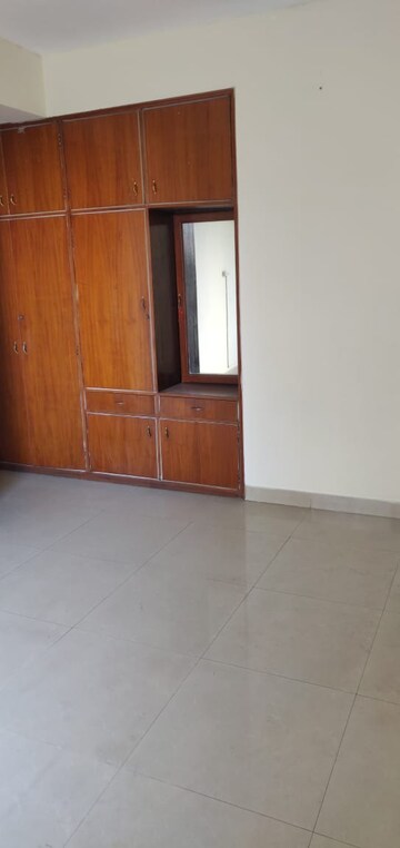 Room in 4 BHK Apartment at DLF The Carlton Estate, Dlf Phase V – for Rent