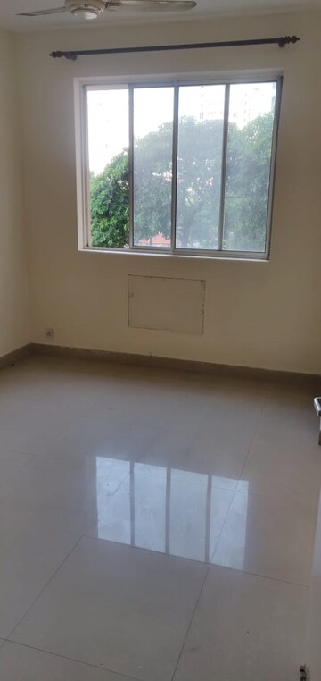 Room in 4 BHK Apartment at DLF The Carlton Estate, Dlf Phase V – for Rent