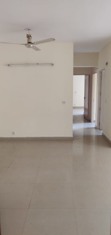 Room in 4 BHK Apartment at DLF The Carlton Estate, Dlf Phase V – for Rent