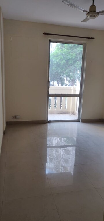 Room in 4 BHK Apartment at DLF The Carlton Estate, Dlf Phase V – for Rent