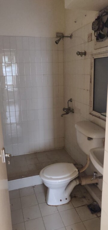 Bathroom in 4 BHK Apartment at DLF The Carlton Estate, Dlf Phase V – for Rent