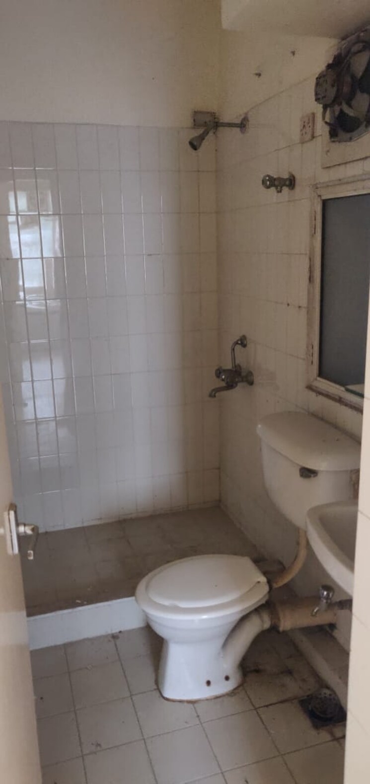 Bathroom, dlf-the-carlton-estate 4 Bedroom 1740 Sq.Ft. Apartment In Dlf Phase V Gurgaon 9095305