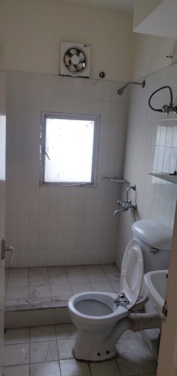Bathroom in 4 BHK Apartment at DLF The Carlton Estate, Dlf Phase V – for Rent