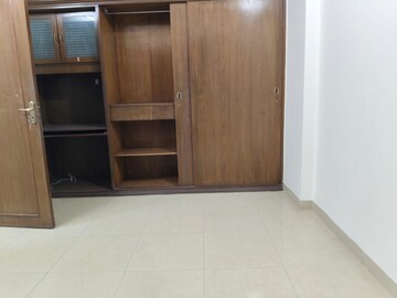 Room in 3 BHK Apartment at Ajmera Golden Rays, Andheri West – for Rent