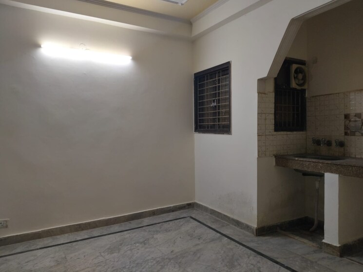Room, saket 1 RK 350 Sq.Ft. Builder Floor In Saket Delhi 9095497