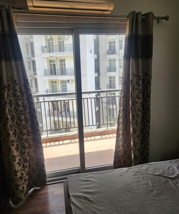 Room in 2.5 BHK Apartment at Antriksh Golf View, Sector 78 – for Rent