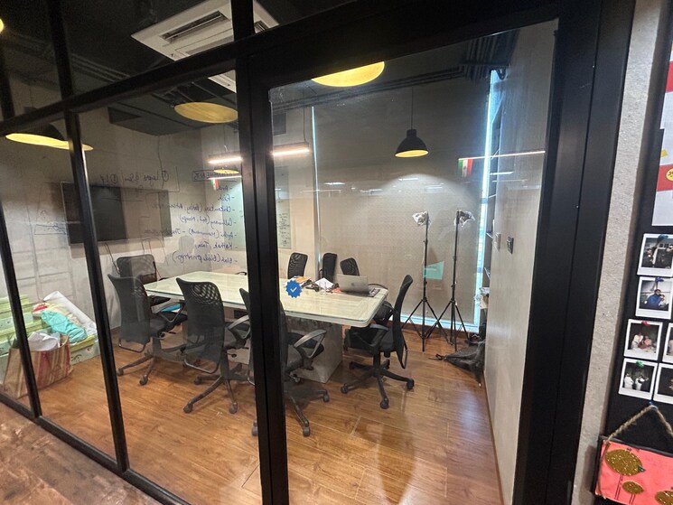  Parking, vibhuti khand Commercial Office Space 1750 Sq.Ft. In Vibhuti Khand Lucknow 9095509