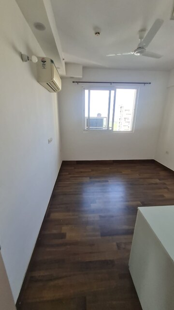 Room in 3 BHK Apartment at Conscient Heritage Max, Sector 102 – for Rent