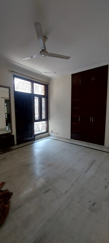 Room in 3 BHK Builder Floor at Sarvodaya Enclave – for Rent