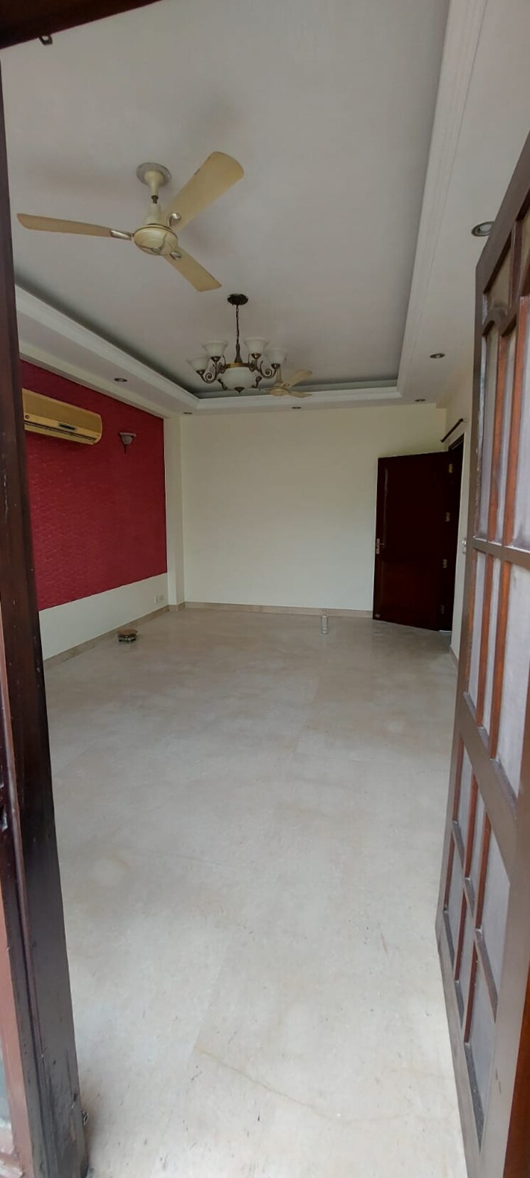 Room, sarvodaya enclave 3 Bedroom 200 Sq.Yd. Builder Floor In Sarvodaya Enclave Delhi 9095738