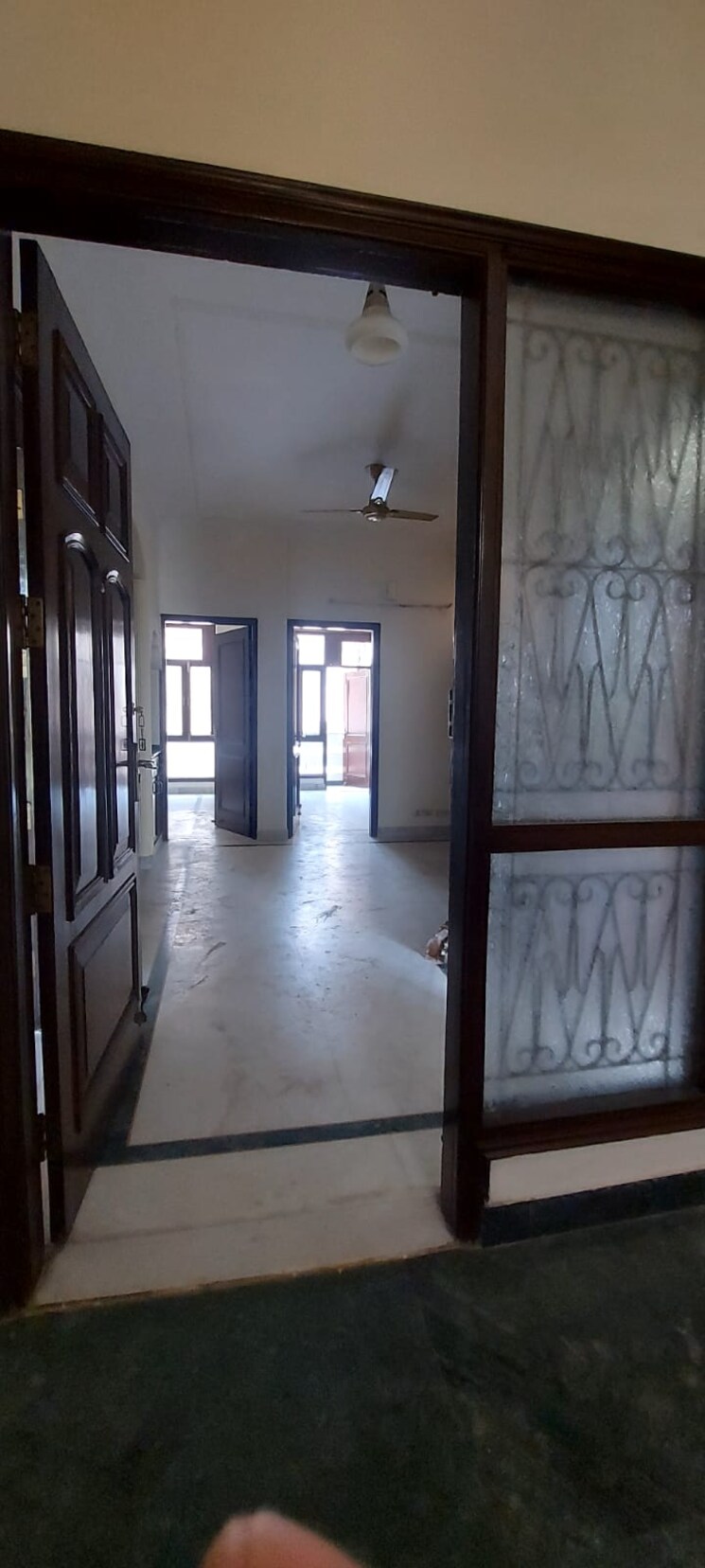 Room, sarvodaya enclave 3 Bedroom 200 Sq.Yd. Builder Floor In Sarvodaya Enclave Delhi 9095738