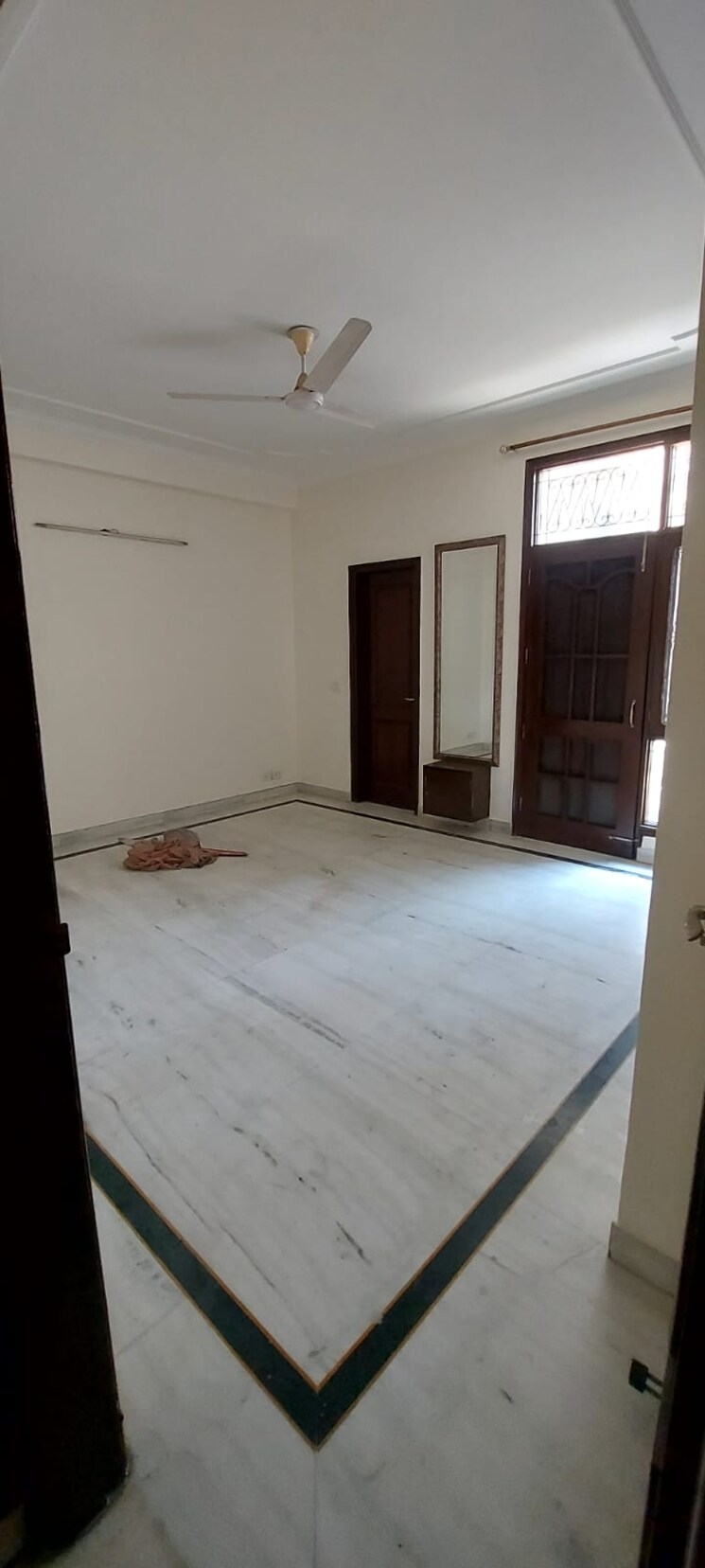 Room, sarvodaya enclave 3 Bedroom 200 Sq.Yd. Builder Floor In Sarvodaya Enclave Delhi 9095738