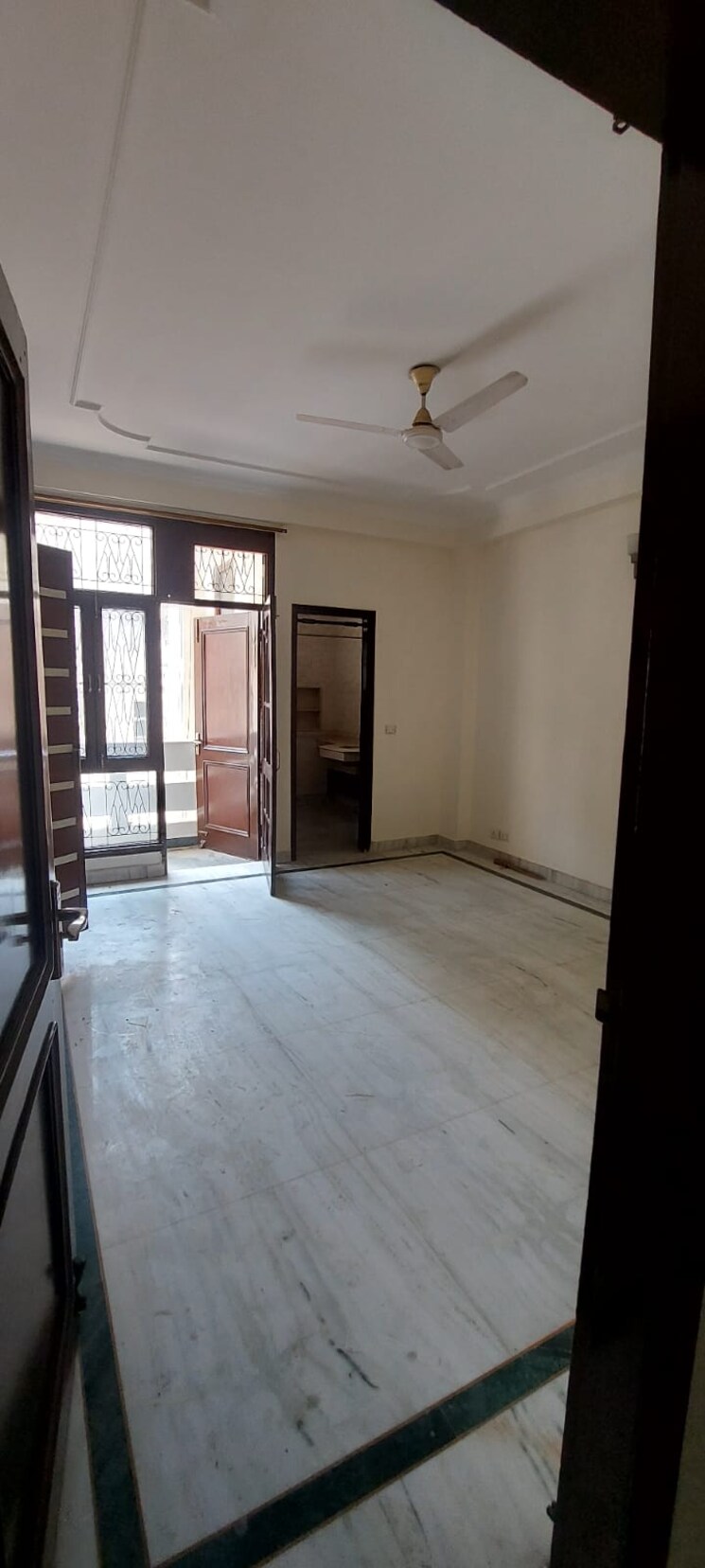 Room, sarvodaya enclave 3 Bedroom 200 Sq.Yd. Builder Floor In Sarvodaya Enclave Delhi 9095738