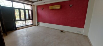 Room in 3 BHK Builder Floor at Sarvodaya Enclave – for Rent