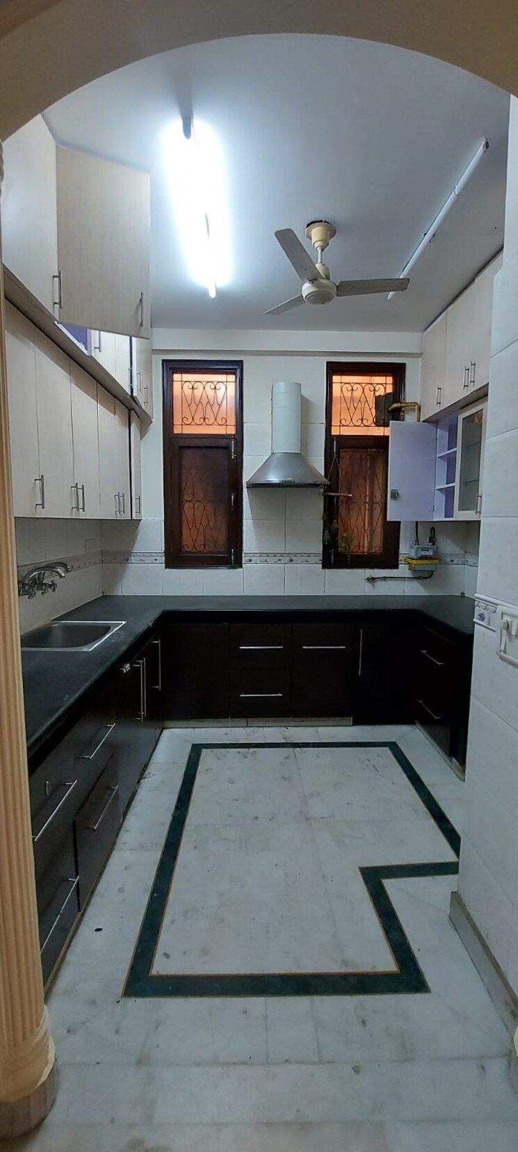 Kitchen, sarvodaya enclave 3 Bedroom 200 Sq.Yd. Builder Floor In Sarvodaya Enclave Delhi 9095738