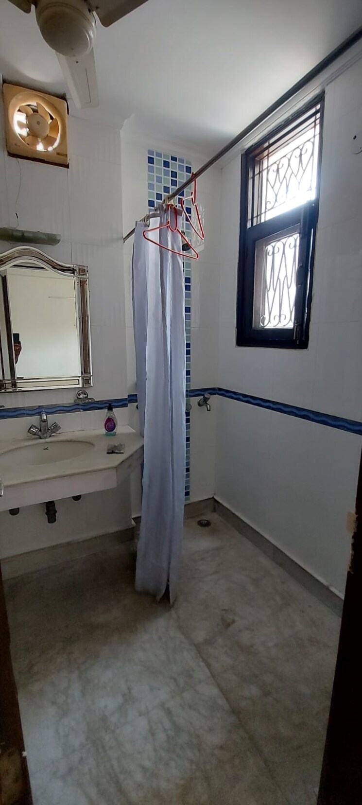 Bathroom, sarvodaya enclave 3 Bedroom 200 Sq.Yd. Builder Floor In Sarvodaya Enclave Delhi 9095738