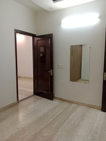 Room in 2 BHK Builder Floor at Sector 25 – for Rent