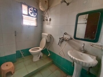 Bathroom in 3 BHK Apartment at Fraser Road Area – for Rent