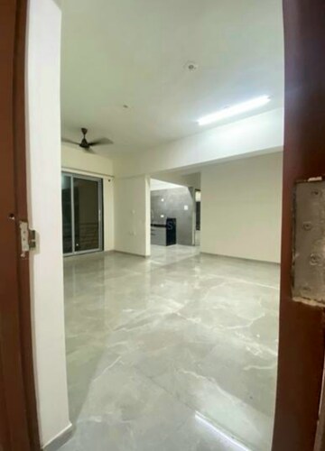 Room in 3 BHK Apartment at Yamuna CHS Mulund West, Mulund West – for Rent