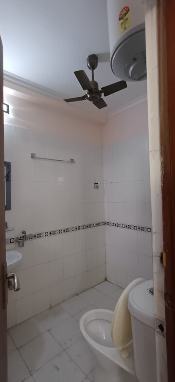 Bathroom in 3 BHK Apartment at Ardee City Palm Grove Heights, Sector 52 – for Rent